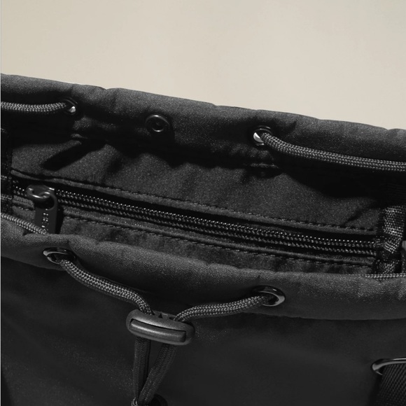 Beyond Yoga Convertible Gym Bag. 18.9 X 16.14 X 2.76 inches - Picture 4 of 8